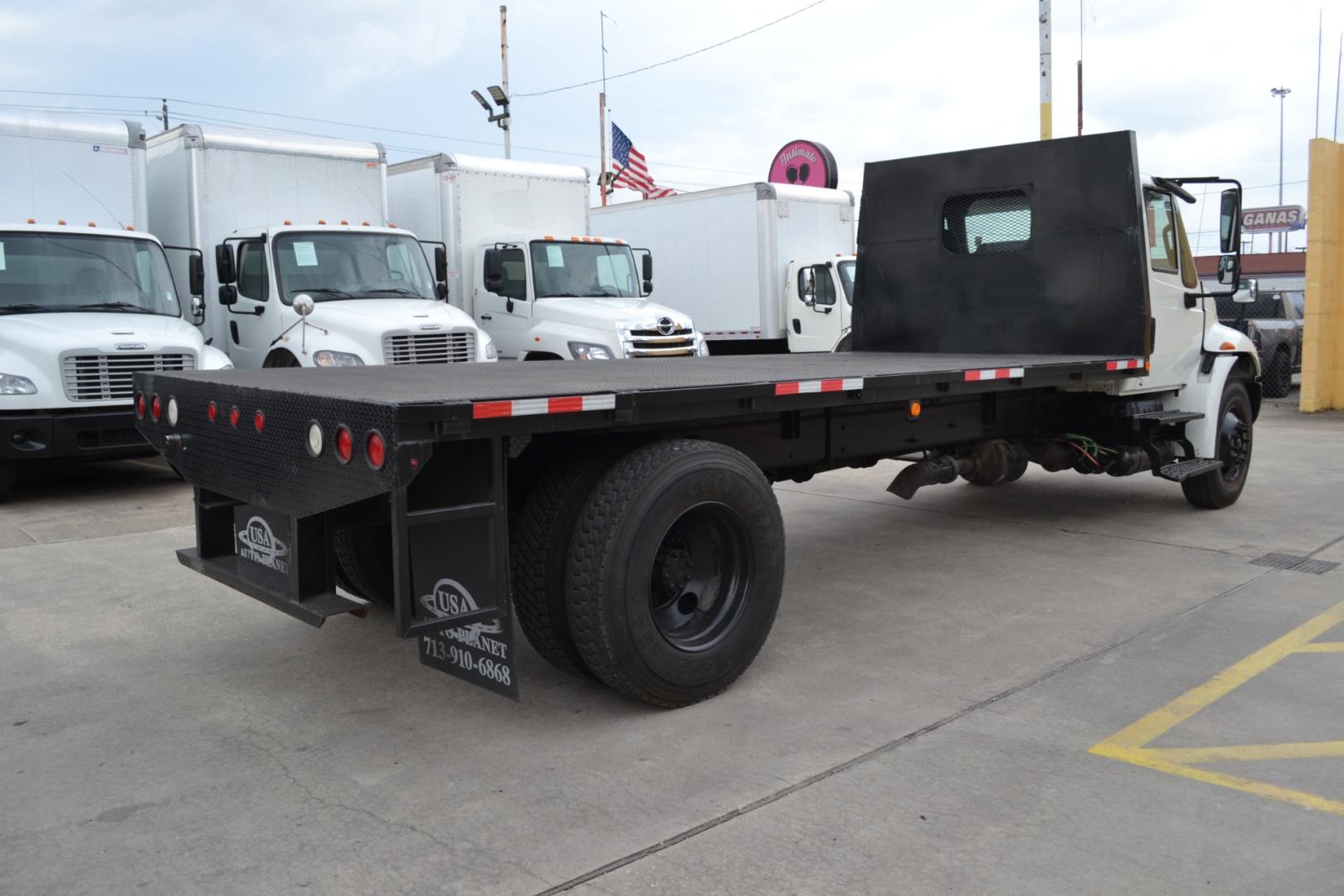 2014 WHITE /BLACK INTERNATIONAL 4300 with an DT466 7.6L 230HP engine, ALLISON 2100HS AUTOMATIC transmission, located at 9172 North Fwy, Houston, TX, 77037, (713) 910-6868, 29.887470, -95.411903 - Photo#4